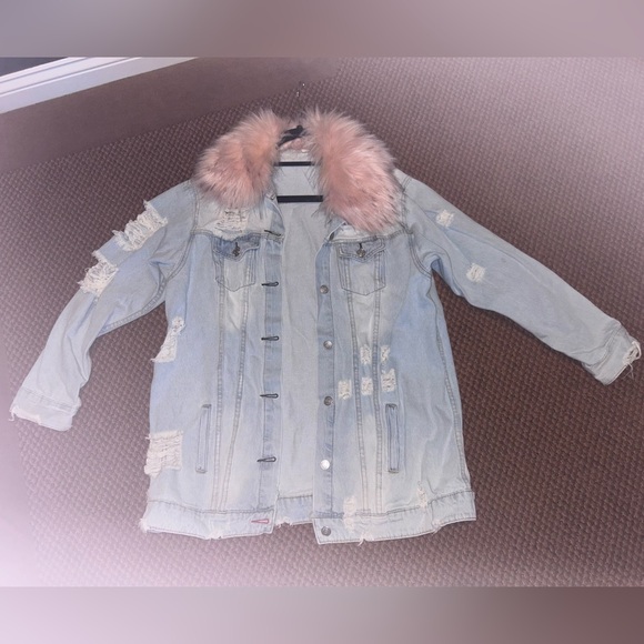 Distressed Denim Jacket w Faux Fur collar - Picture 5 of 16